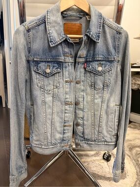 New - Levi's Women's Distressed Light Blue Denim Trucker Jacket